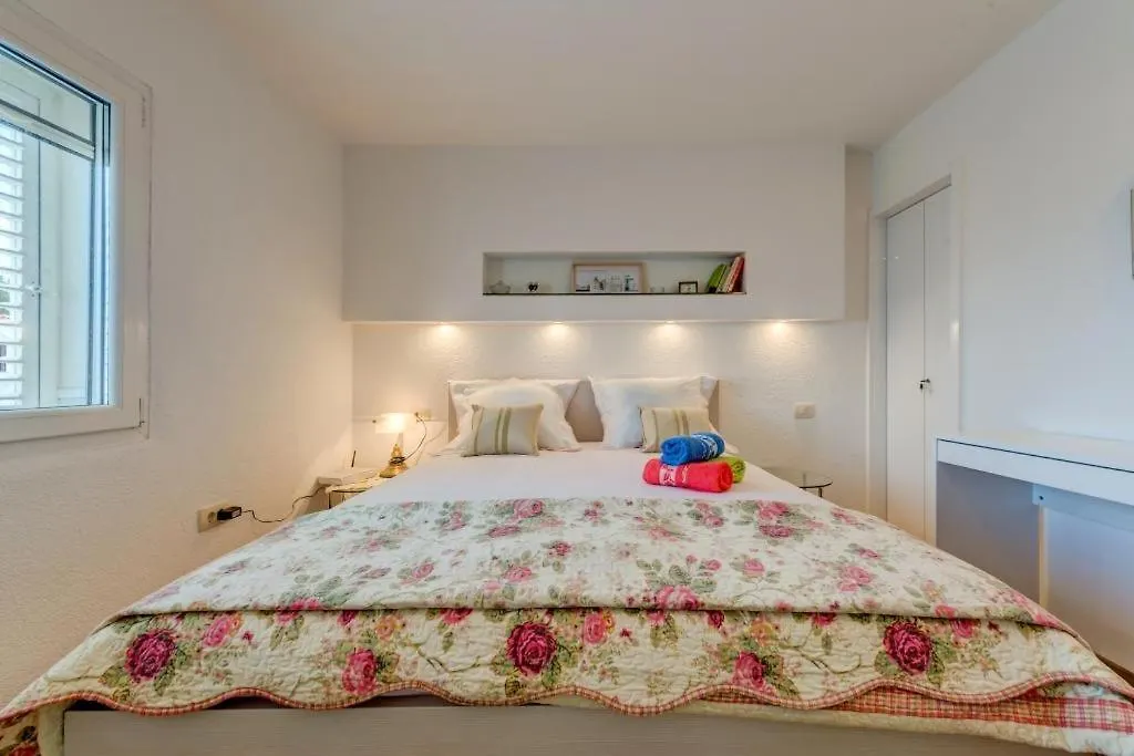 Apartment In Arbanija With Sea View, Balcony, Air Conditioning, Wifi 5138-1 Trogir