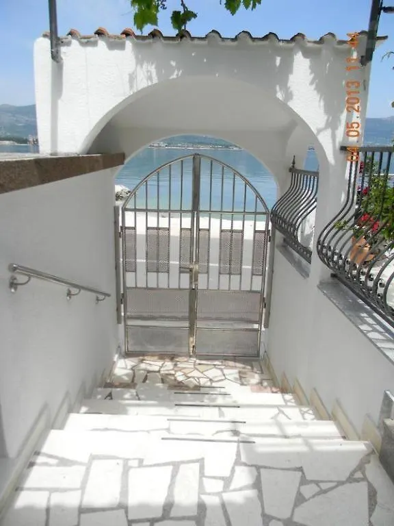 Apartment In Arbanija With Sea View, Balcony, Air Conditioning, Wifi 5138-1 Trogir